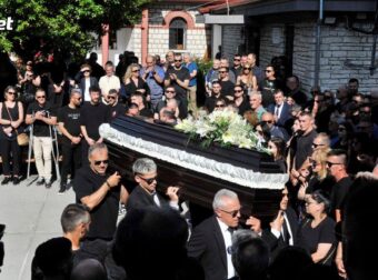 Σπαραγμός στην κηδεία του Μάριου Οικονόμου – Στεφάνι από Ηλιόπουλο (ΦΩΤΟ)