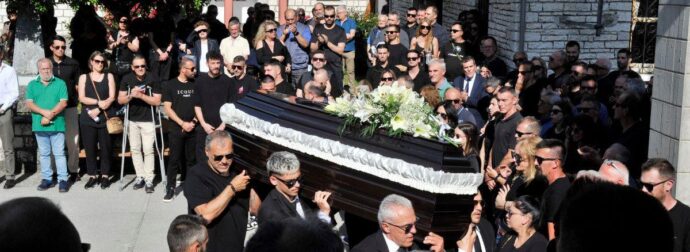 Σπαραγμός στην κηδεία του Μάριου Οικονόμου – Στεφάνι από Ηλιόπουλο (ΦΩΤΟ)