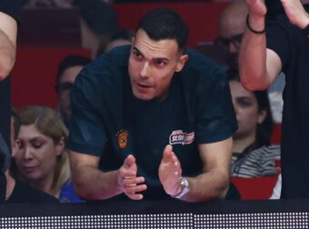 Ο Σλούκας πήγε να παρηγορήσει τον Χέιζ-Ντέιβις μετά την αλλαγή του (ΒΙΝΤΕΟ)