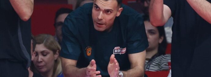 Ο Σλούκας πήγε να παρηγορήσει τον Χέιζ-Ντέιβις μετά την αλλαγή του (ΒΙΝΤΕΟ)