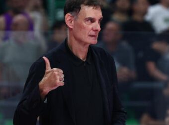 Απάντησε με χειρονομία σε υβριστικό σύνθημα στο ΟΑΚΑ ο Μπαρτζώκας (ΒΙΝΤΕΟ)