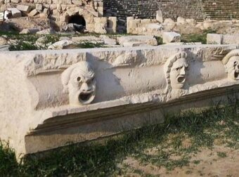 Απατεώνας έχτισε “αρχαίο ελληνικό” θέατρο και εξαπάτησε χιλιάδες τουρίστες!
