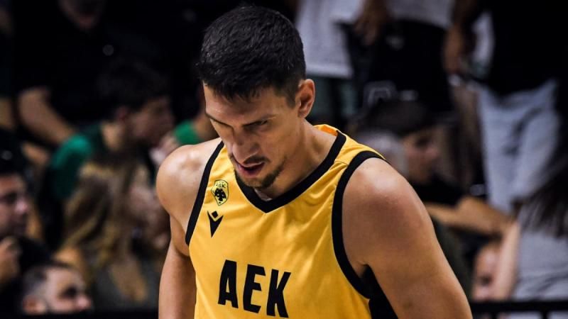 Πρόβλημα στην ΑΕΚ! Αποχώρησε με διάστρεμμα ο Λαρεντζάκης (vid)