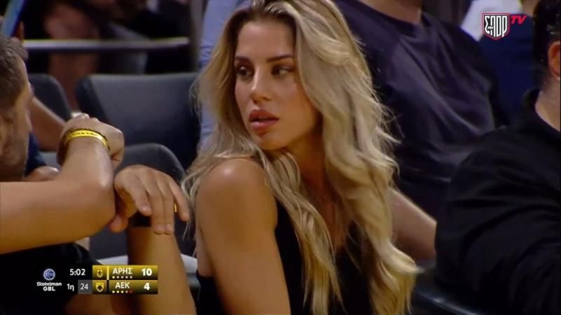 Η ξανθιά καλλονή που τράβηξε τα βλέμματα στο Nick Galis Hall (ΒΙΝΤΕΟ)