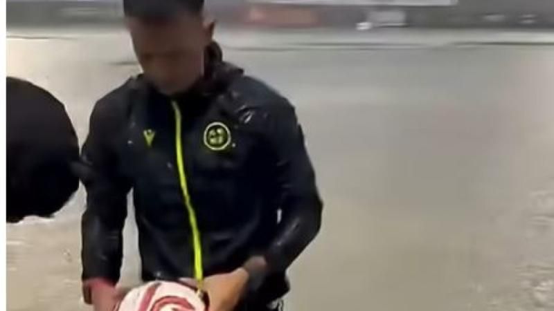 Διαιτητής έκανε τεστ με την μπάλα σε πλημμυρισμένο γήπεδο (BINTEO)