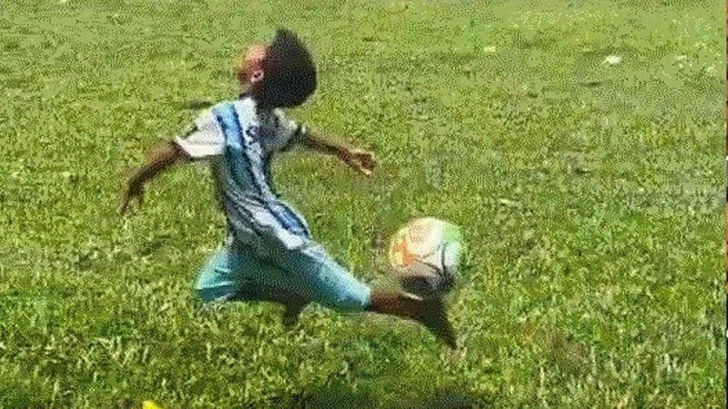Ο “μικρός Μέσι” από το Μπανγκλαντές είναι μόλις 7 ετών και μαγεύει με την μπάλα στα πόδια! (Vid)